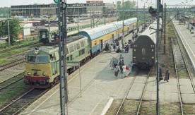 Białystok, widok peronów, składów osobowych i semaforów z kładki, 1995....